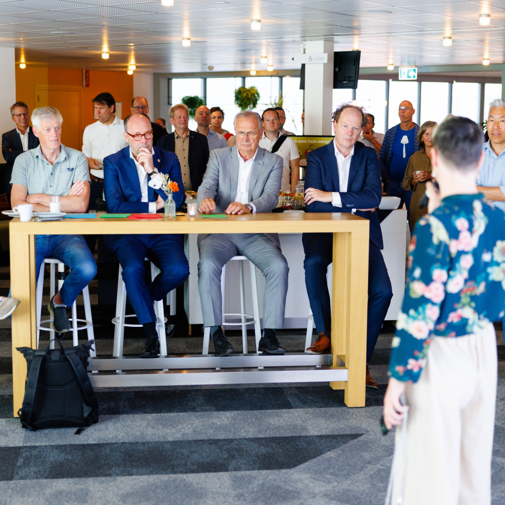 Panel van startup experts stellen vragen aan startende onderneemster over haar bedrijf