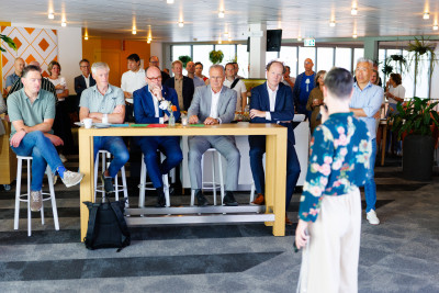 Panel van startup experts stellen vragen aan startende onderneemster over haar bedrijf