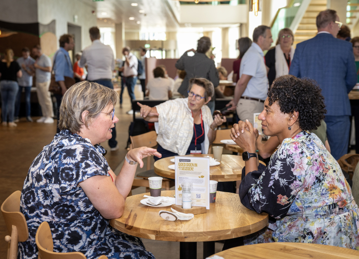 Deelnemers van de bijeenkomst met elkaar in gesprek