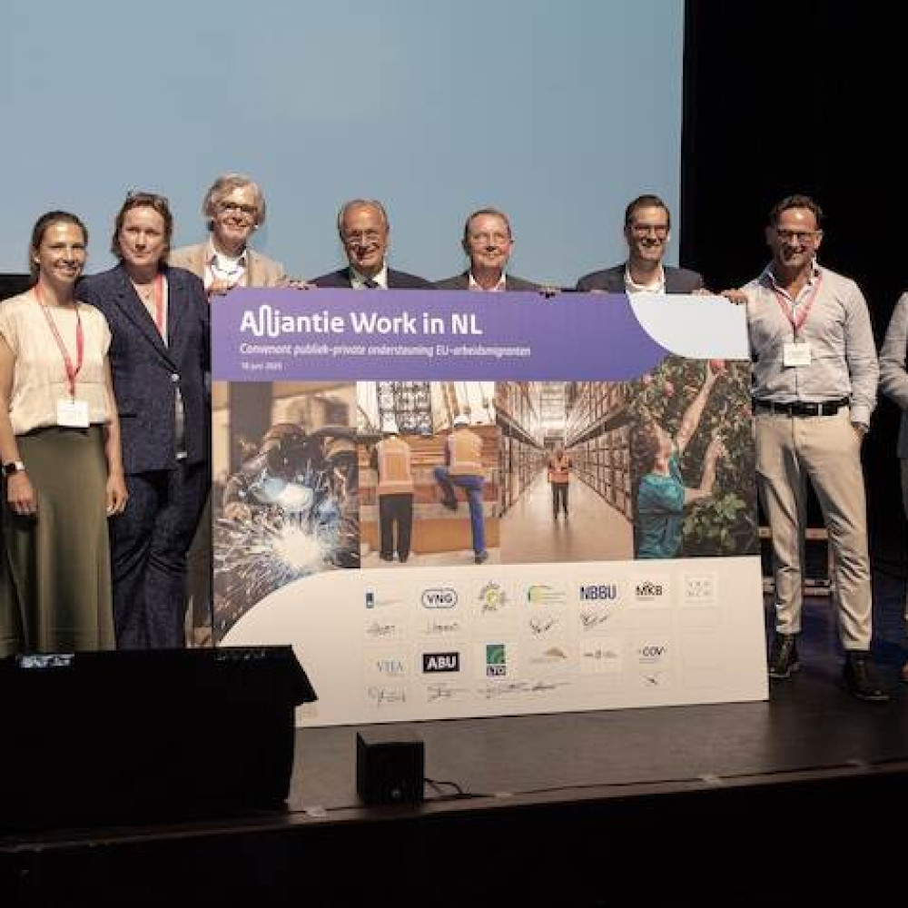 Ondertekenaars landelijk convenant publiek-private ondersteuning EU-arbeidsmigranten: demissionair minister Eddy van Hijum, het ministerie van SZW en partijen zoals Glastuinbouw Nederland, LTO Nederland, ABU, NBBU, Vereniging Huisvesters Arbeidsmigranten, COV, NEPLUVI, GroentenFruit Huis, VNG, MKB-Nederland, VNO-NCW en FME.