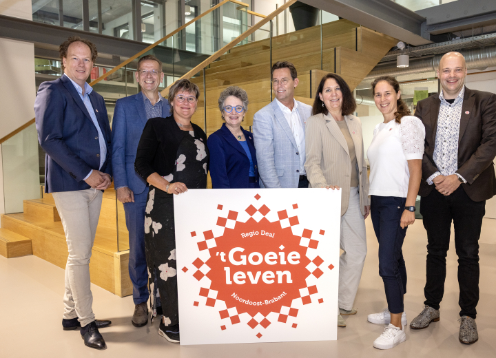 Afgevaardigden van alle partners van Regio Deal 't Goeie leven op een rij