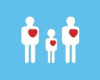 Afbeelding van gezin (2 volwassenen met daartussen een kind) in het wit met daarop rode harten