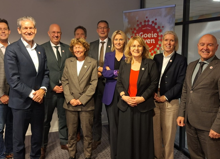 Burgemeesters van Noordoost-Brabant staan naast elkaar voor een rollup banner met het logo van de Regio Deal