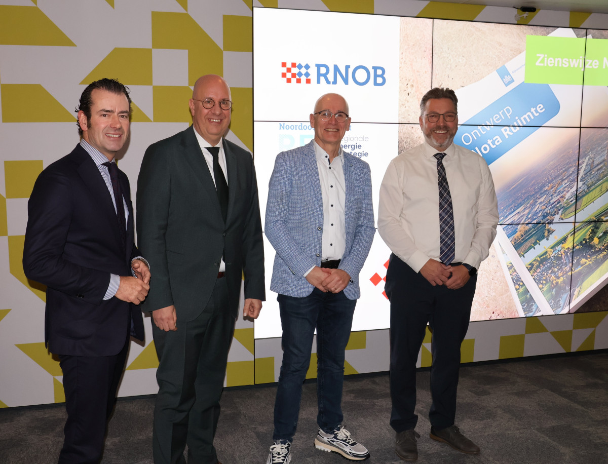 De vier ondertekenaars van de ontwerp Nota Ruimte staan naast elkaar voor