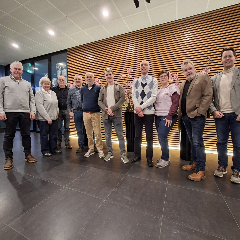 Een aantal leden van de Klankbordgroep raadsleden naast elkaar op een rij in de hal van een gemeentehuis 