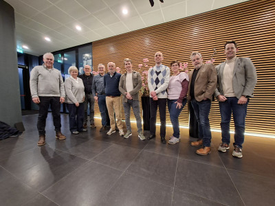 Een aantal leden van de Klankbordgroep raadsleden naast elkaar op een rij in de hal van een gemeentehuis 