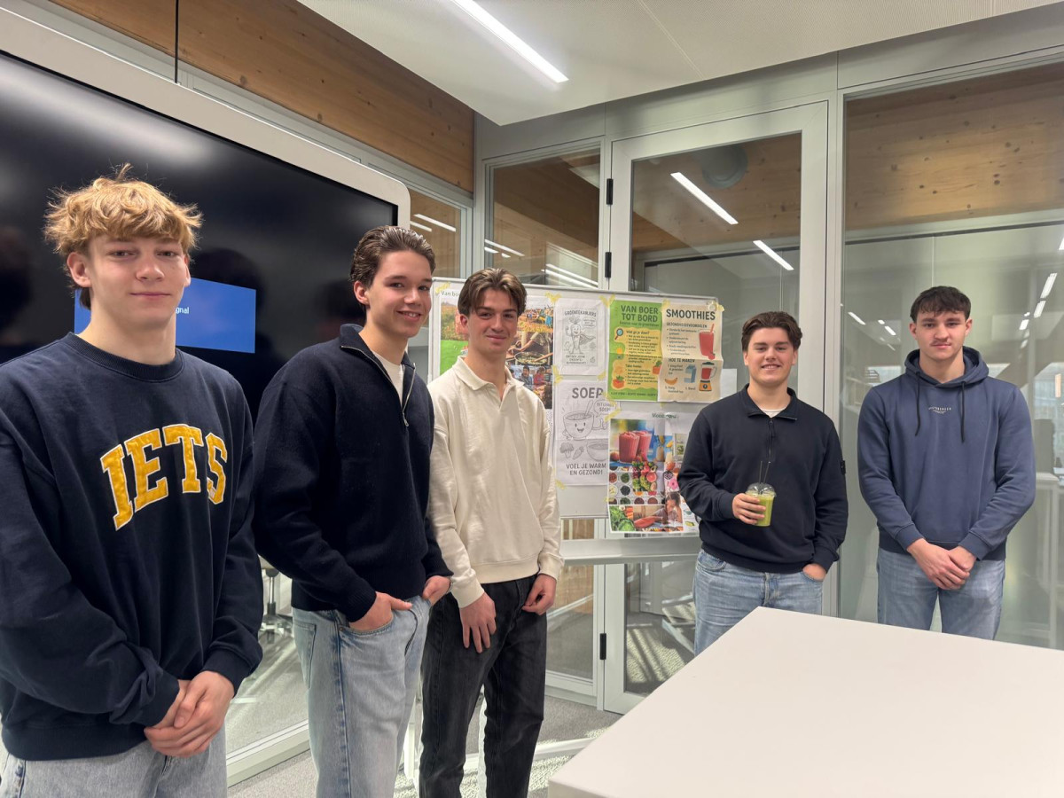 Een andere groep van vijf jongeren presenteren ook voedselprojecten en duurzaamheidsideeën tijdens een bijeenkomst van Het Talent Atelier.