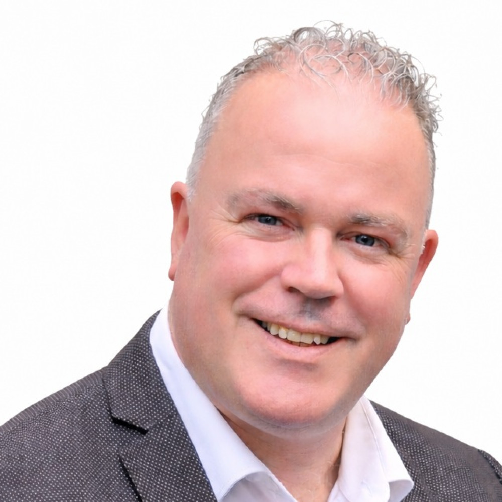 Portretfoto van Frank den Brok met witte achtergrond