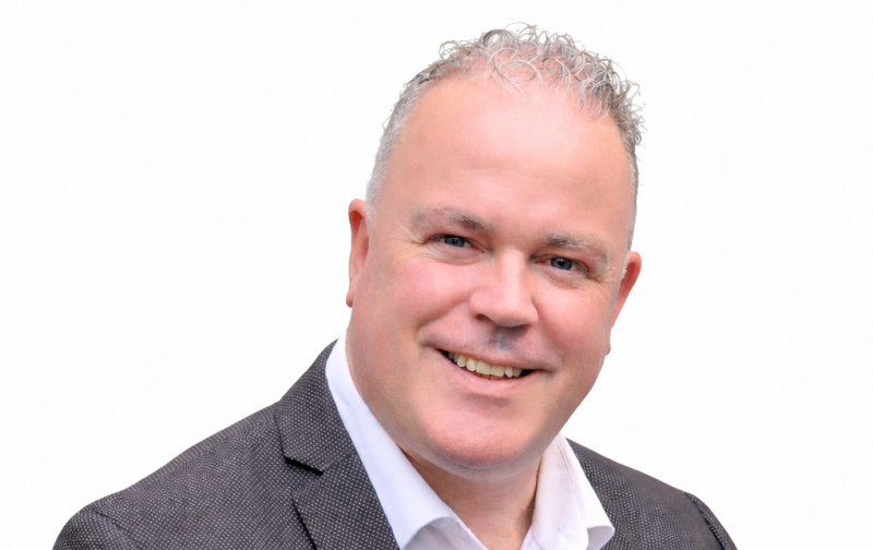 Portretfoto van Frank den Brok met witte achtergrond