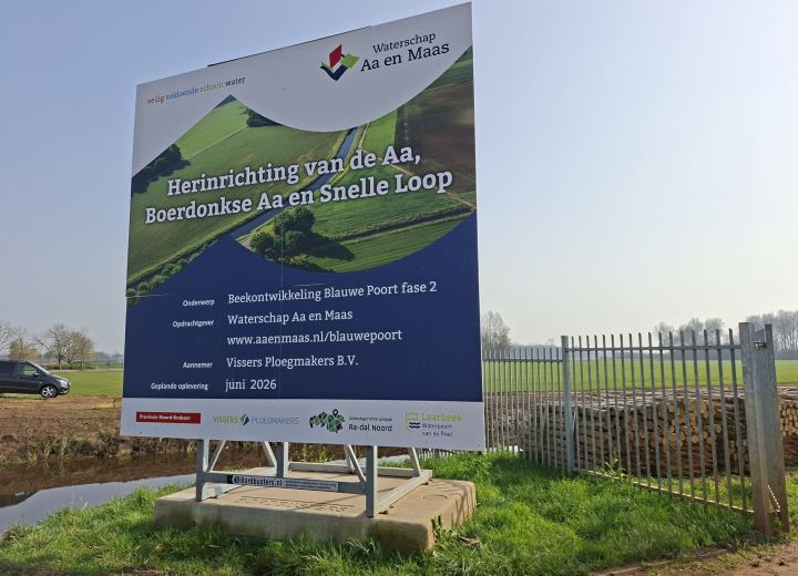 Projectbord van Waterschap Aa en Maas over de herinrichting van de Aa, Boerdonkse Aa en Snelle Loop bij een agrarisch landschap.