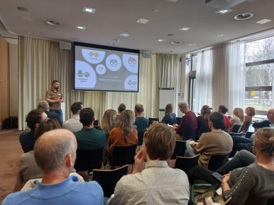 Presentatie over bodem- en watersturing voor een groep aanwezigen in een conferentieruimte.