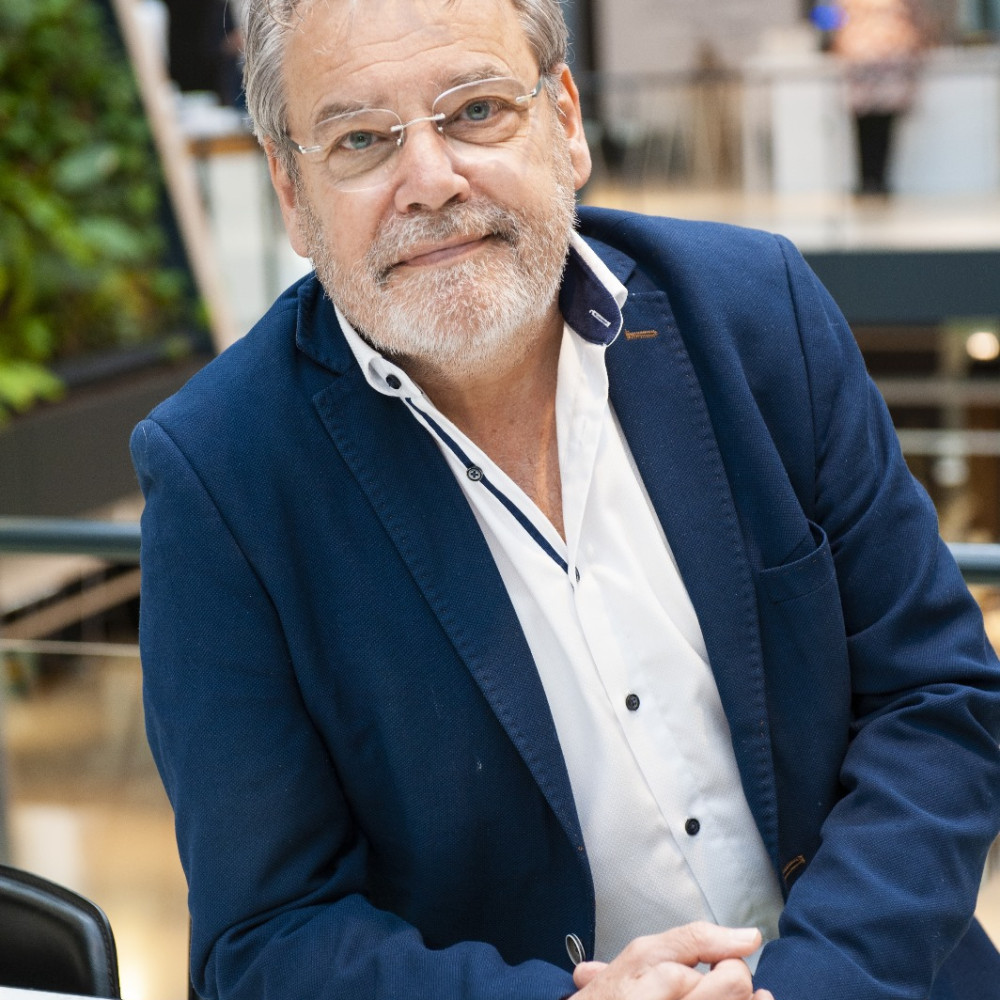 Portretfoto Laurens van Voorst