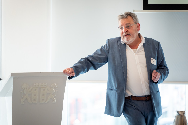 Portretfoto Laurens van Voorst