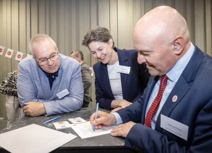 Spelmoment tijdens de bijeenkomst met deelnemers drie rond een tafel.