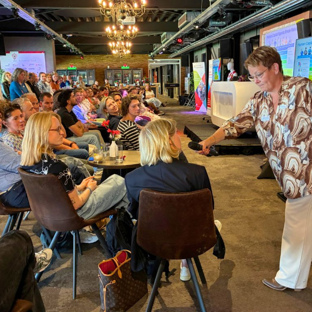 Interactieve presentatie tijdens de regionale loopbaandag van Noordoost Brabant Werkt met publiek en microfoon