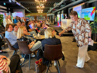 Interactieve presentatie tijdens de regionale loopbaandag van Noordoost Brabant Werkt met publiek en microfoon