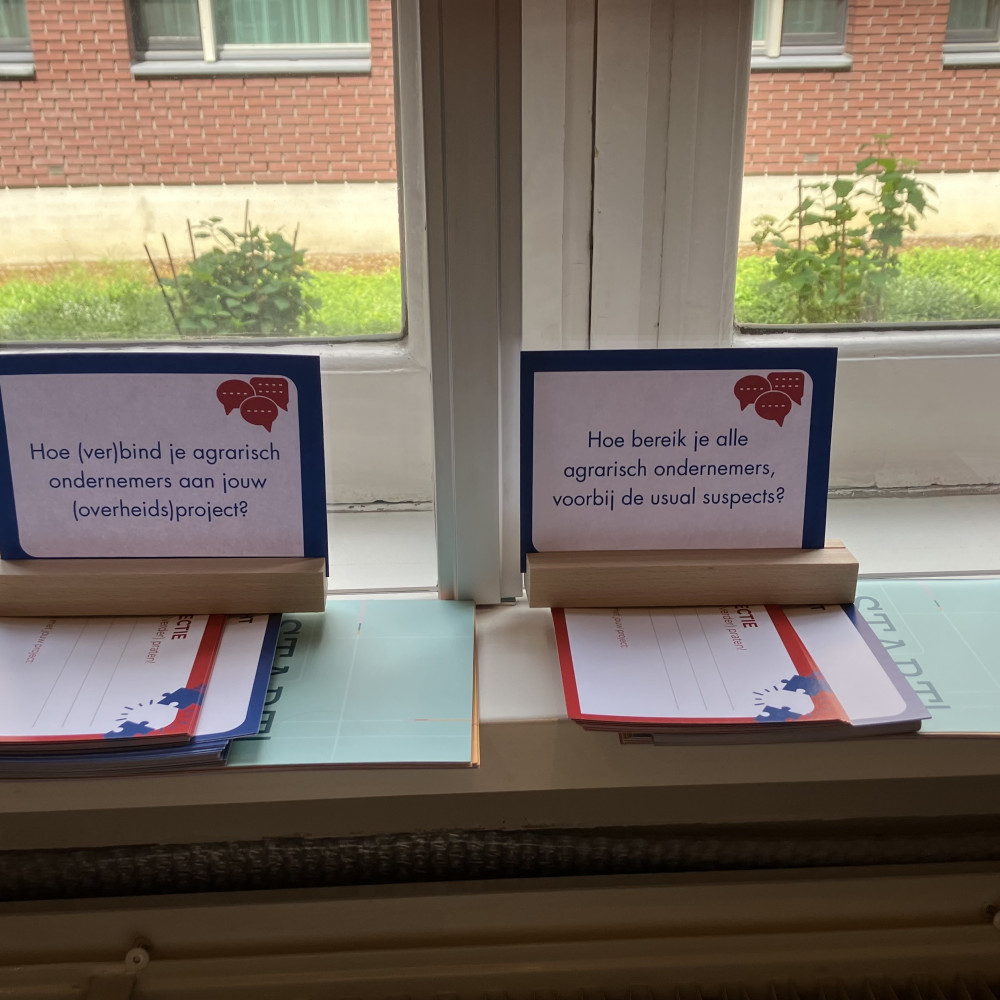 Kaartjes met vragen over agrarisch ondernemerschap op de vensterbank op de locatie van de crossoverbijeenkomst