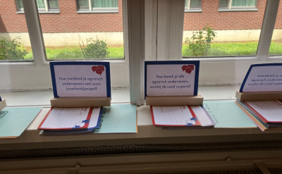 Kaartjes met vragen over agrarisch ondernemerschap op de vensterbank op de locatie van de crossoverbijeenkomst