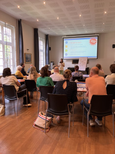 Presentatie door een spreker voor de deelnemers van de bijeenkomst over agrarisch onderemersschap een groot scherm