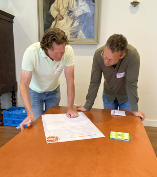Twee deelnemers werken samen aan een opdracht tijdens de bijeenkomst over agrarisch ondernemerschap.