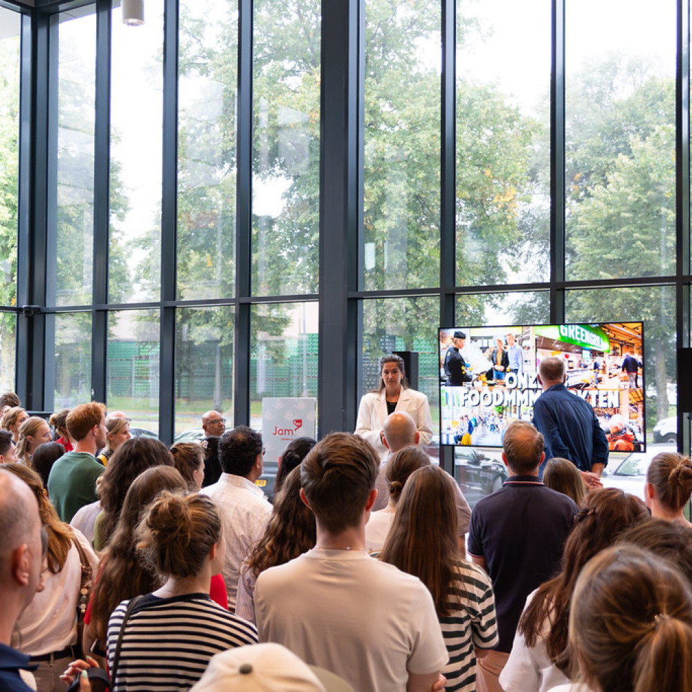 Publiek luistert naar een presentatie tijdens een bijeenkomst over voedselinnovatie in de Jamfabriek in ’s-Hertogenbosch.