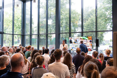 Publiek luistert naar een presentatie tijdens een bijeenkomst over voedselinnovatie in de Jamfabriek in ’s-Hertogenbosch.