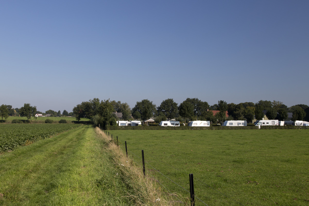 Akkers, een landweg en caravans in het buitengebied van Noordoost-Brabant, waar landbouw en recreatie samenkomen.
