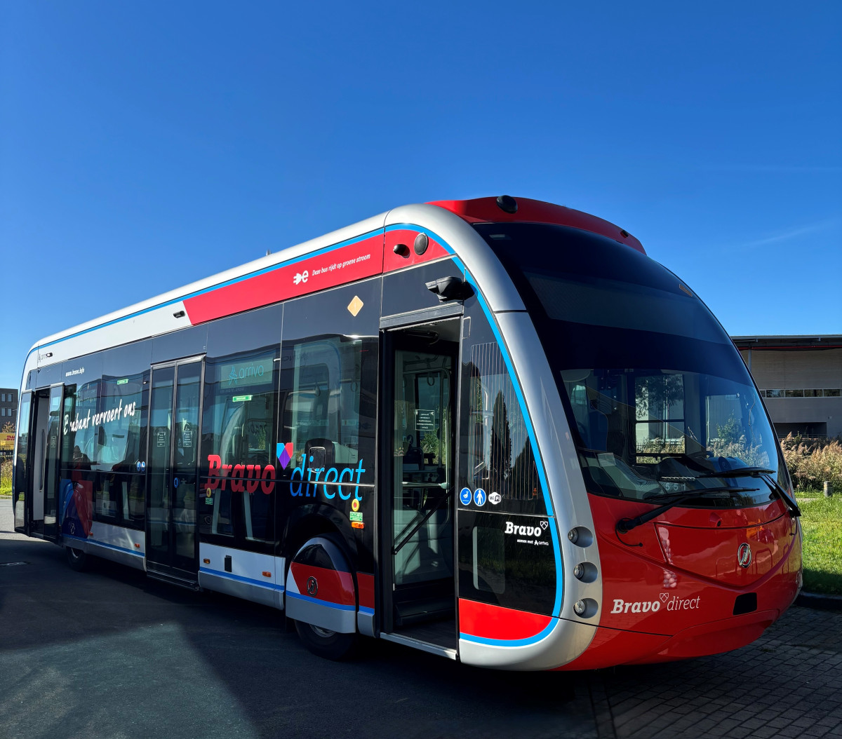 De nieuwe elektissche bus van het Spaanse merk Irizar bezien vanaf de zijkant onder een strakblauwe lucht.