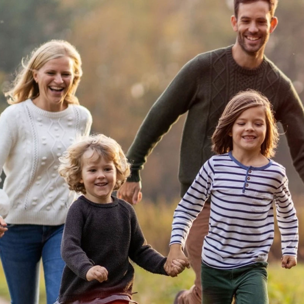 Gezin dat door de natuur rent