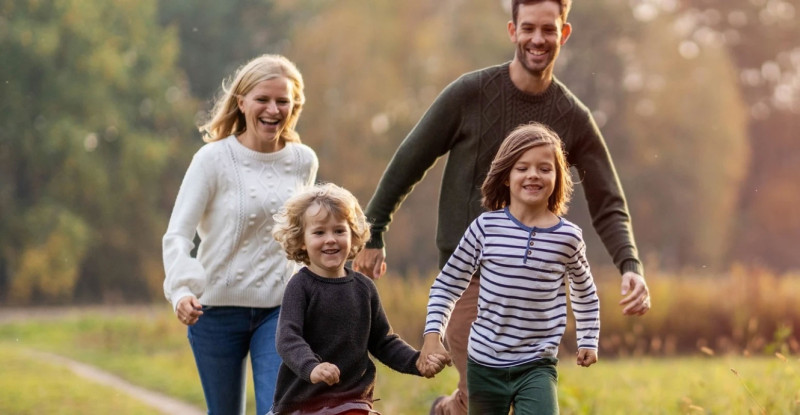 Gezin dat door de natuur rent