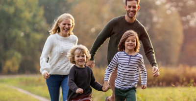 Gezin dat door de natuur rent