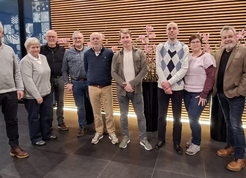 De leden van de Klankbordgroep raadsleden staan naast elkaar op een rij met een houten wand op de achtergrond