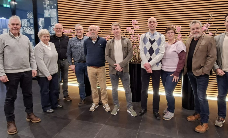 De leden van de Klankbordgroep raadsleden staan naast elkaar op een rij met een houten wand op de achtergrond
