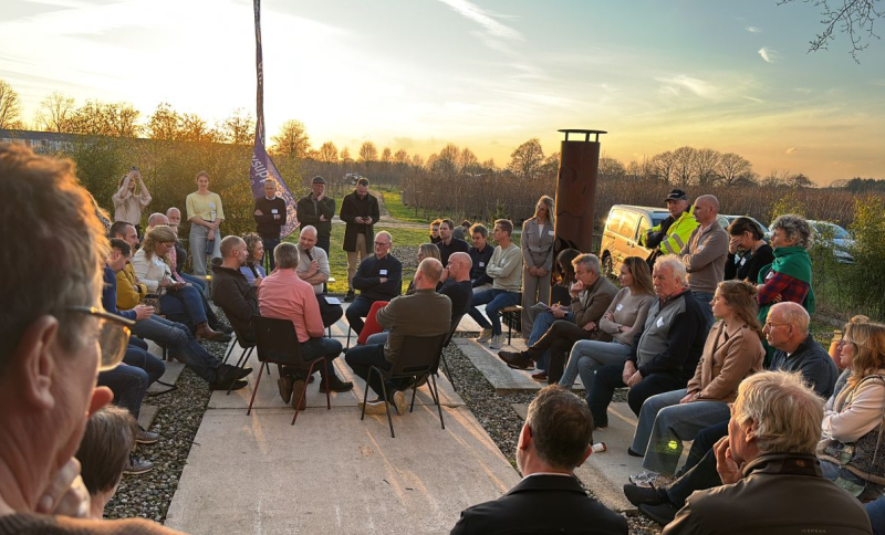 Buitensessie van de Peelwerkplaats een groep deelnemers die in gesprek is over agroforestry in landelijke omgeving