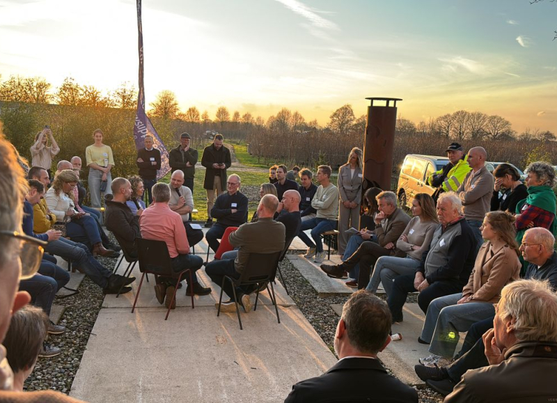 Buitensessie van de Peelwerkplaats een groep deelnemers die in gesprek is over agroforestry in landelijke omgeving