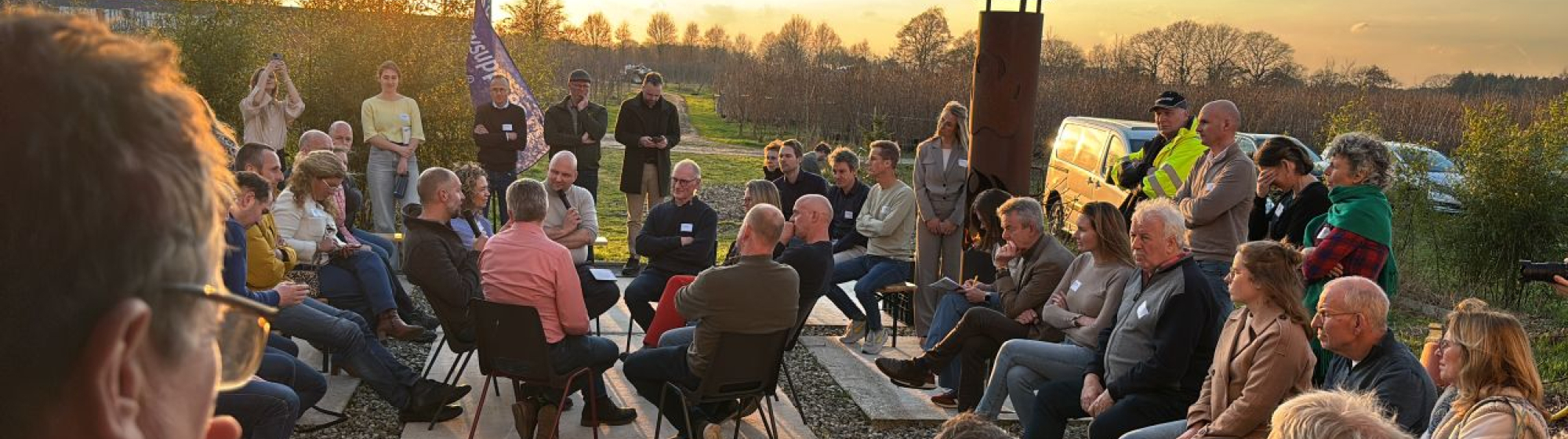 Buitensessie van de Peelwerkplaats een groep deelnemers die in gesprek is over agroforestry in landelijke omgeving