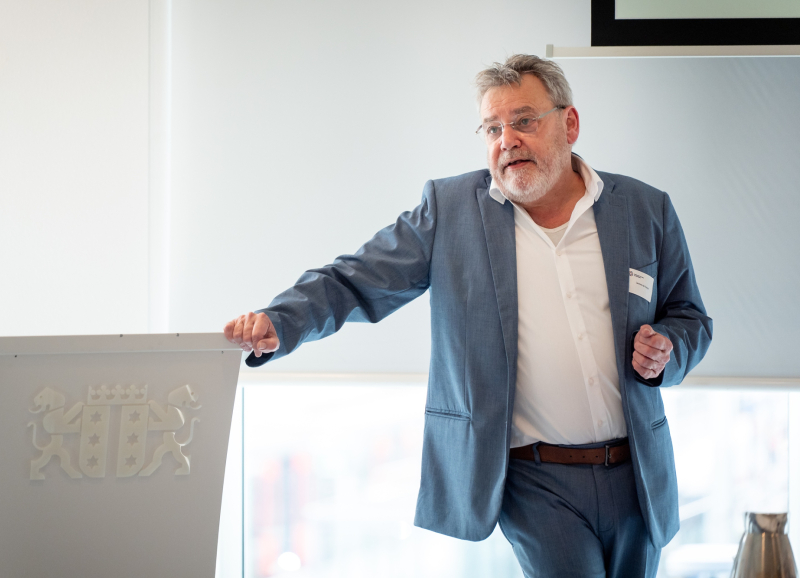 Laurens van Voorst leunt tegen een spreekgestoelte aan.