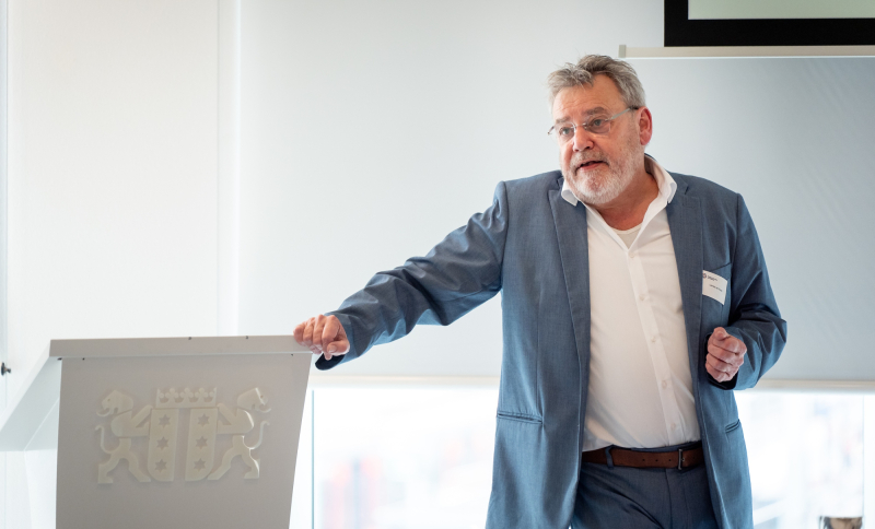 Laurens van Voorst leunt tegen een spreekgestoelte aan.