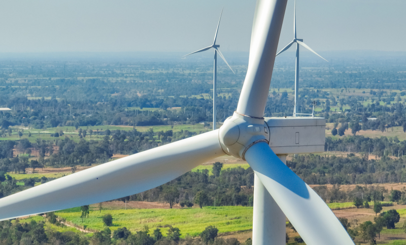 Closseup van een windturbine voor duurzame energie in een groen landschap