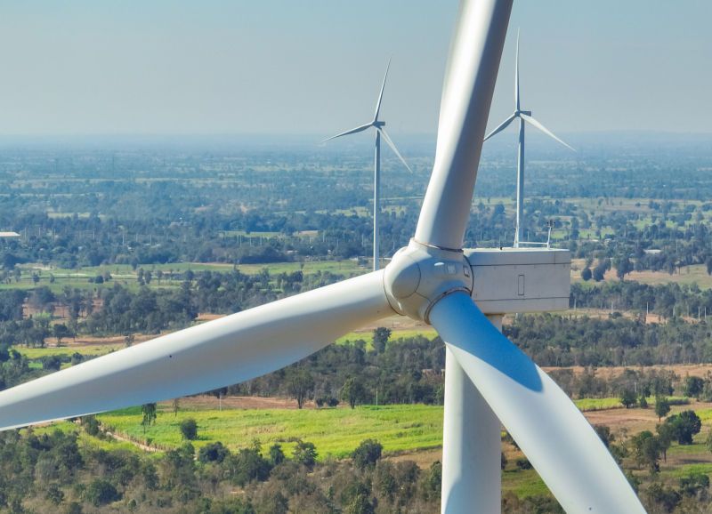 Closseup van een windturbine voor duurzame energie in een groen landschap