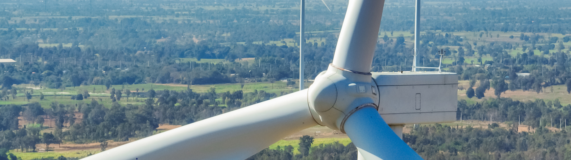 Closseup van een windturbine voor duurzame energie in een groen landschap