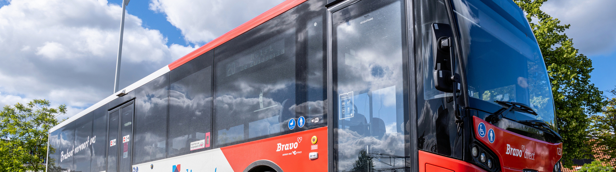 Zijaanzicht van een bus van Brabantse busmaatschappij BRAVO