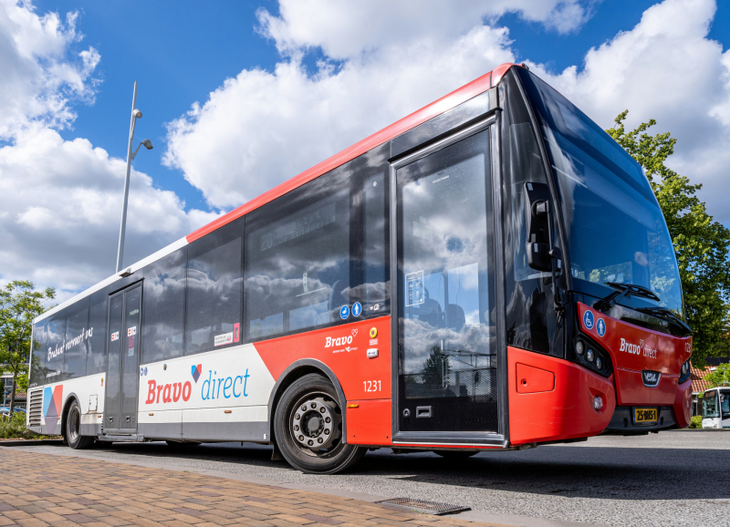 Zijaanzicht van een bus van Brabantse busmaatschappij BRAVO