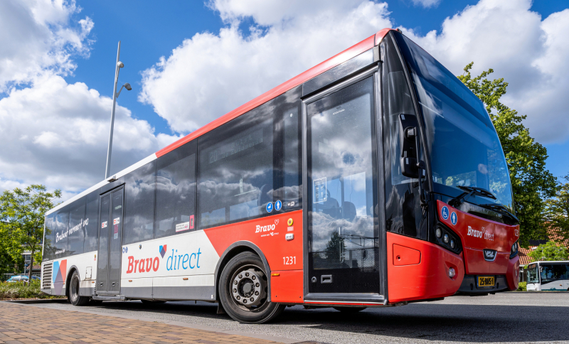 Zijaanzicht van een bus van Brabantse busmaatschappij BRAVO