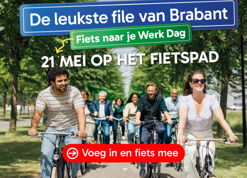Groep mensen fietst samen door groene laan tijdens Fiets naar je Werk Dag op 21 mei.