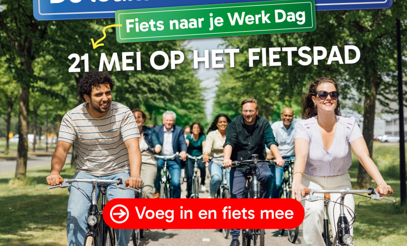 Groep mensen fietst samen door groene laan tijdens Fiets naar je Werk Dag op 21 mei.