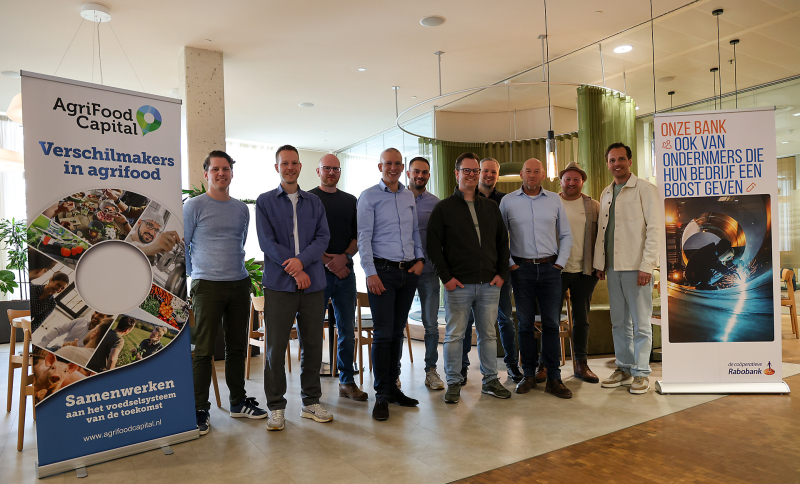 Groepsfoto van de 10 ondernemers van de pilot van MKB Boost naast een rollup banner van AgriFood Capital