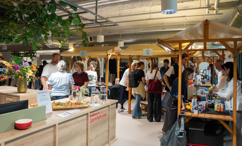 Bezoekers ontmoeten innovatieve foodondernemers tijdens de Food Startup Market in de Jamfabriek, een evenement gericht op duurzame voeding, streekproducten en voedselinnovatie.