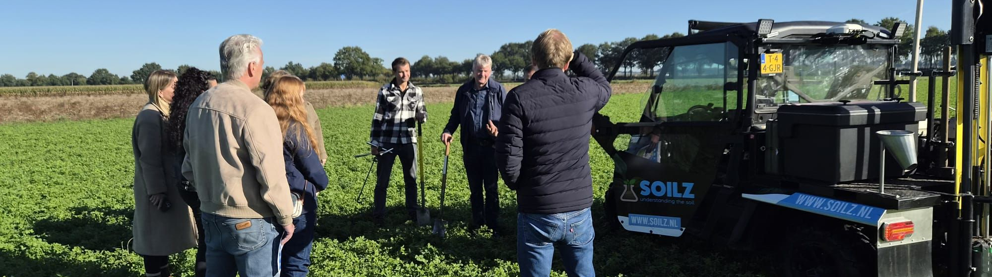 Medewerkers van de provincie brengen een veldbezoek aan de proeflocatie voor nieuwe gewasteelt.