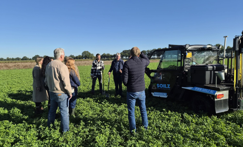 Medewerkers van de provincie brengen een veldbezoek aan de proeflocatie voor nieuwe gewasteelt.
